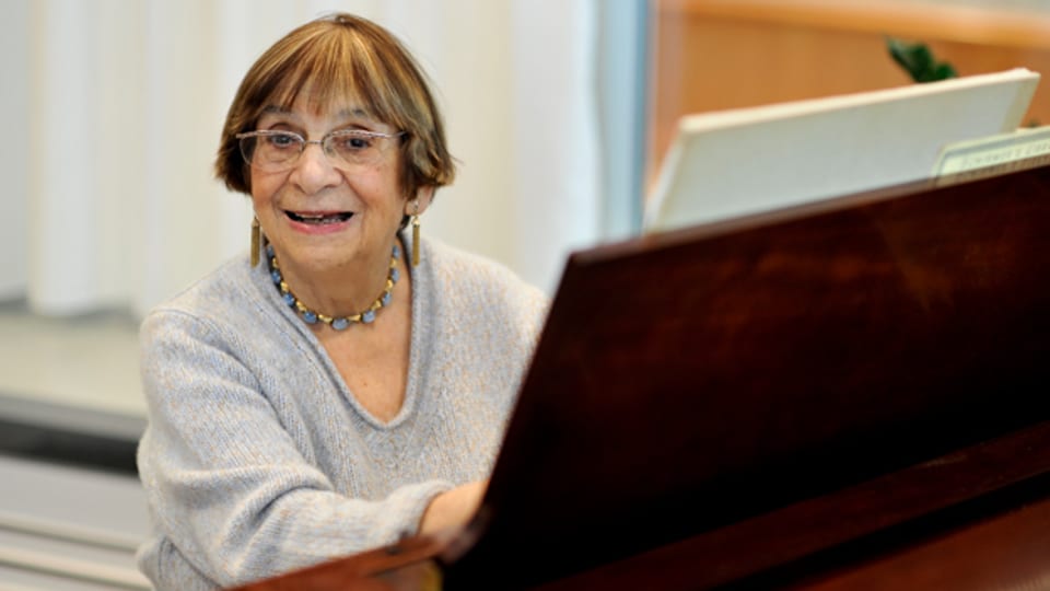 Ursula Mamlok am Klavier.