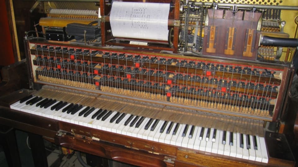 Player Piano, das selbstspielende Klavier mit den Lochstreifen als Notenrolle.