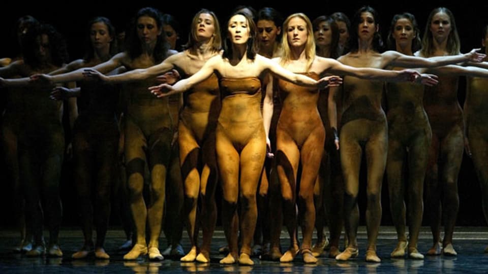 Das halbnackte Ensemble bei der Ballettaufführung «Le Sacre du Printemps» an der Oper in Leipzig, 2003.