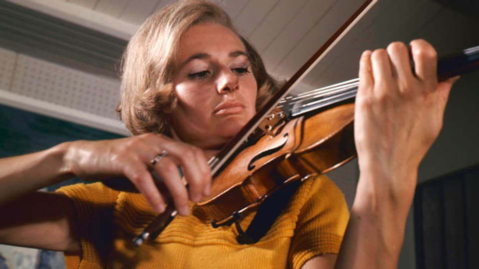 Ursula Bagdasarjanz mit einer Stradivari aus der Sammlung Rolf Habisreutinger.