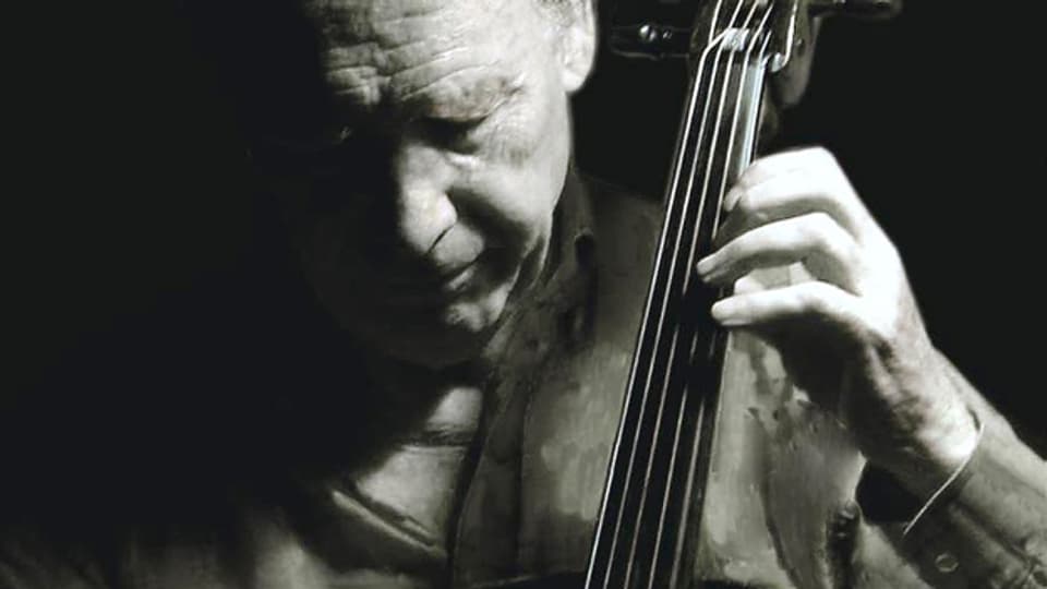 Noch nach sechs Jahrzehnten eines glücklichen Musikerlebens grübelt Bylsma über die Rätsel der Cellosuiten Bachs.