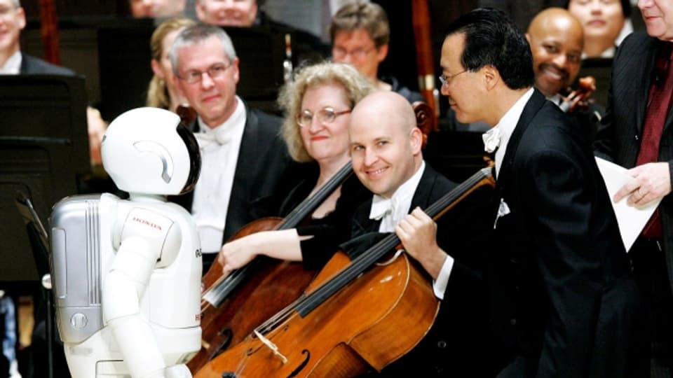 Cellist mit Faible für Crossover: Yo-Yo Ma mimt den Roboter Asimo, der eine Aufführung des Detroit Symphony Orchestras geleitet hatte.