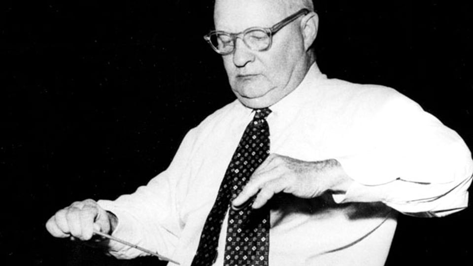 Der Komponist Paul Hindemith (1895-1963) dirigiert während einer Probe. Undatierte Aufnahme.