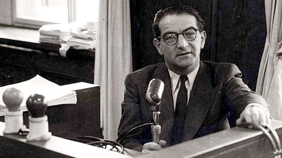 Rudolf Kasztner im Radiostudio des staatlichen Radiosenders Kol Yisrael, wo er als Gastgeber ein Programm in Ungarisch sendete.