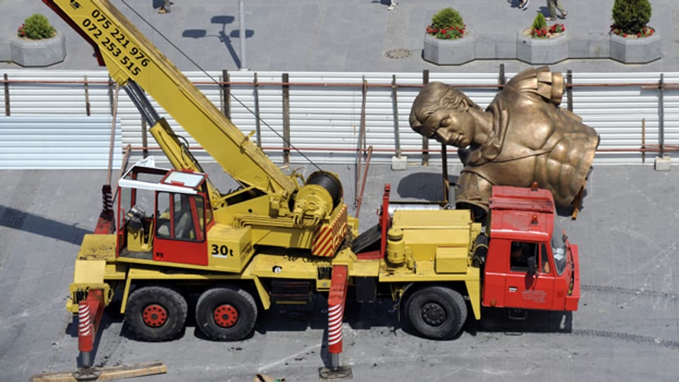 Anlieferung eines Teils der Statue von Alexander dem Grossen in Skopje.