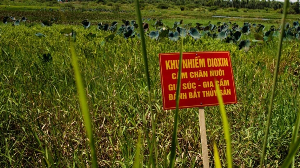 Ein Schild nahe des Danang-Flughafens warnt vor der nach wie vor hohen Dioxin-Belastung