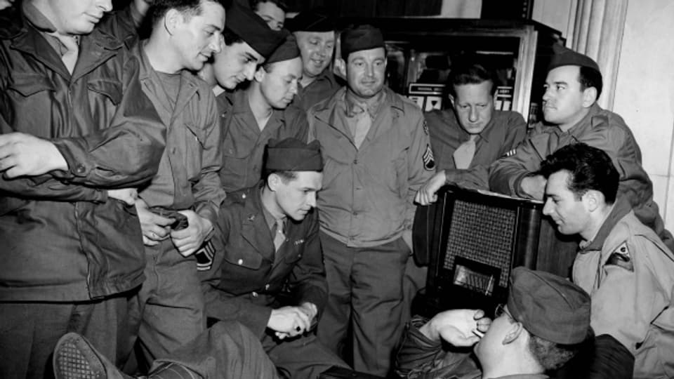 Gute Nachrichten: französische Soldaten hören im Mai 1945 in den Nachrichten von der deutschen Kapitulation.