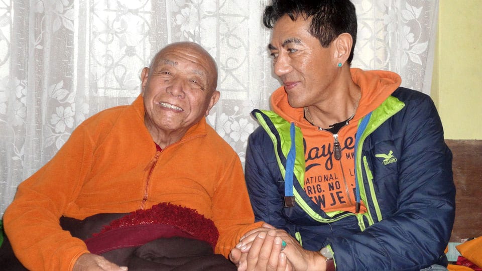 Geleg Chodak (r.) und der 90-jährige Mönch Tenzin La, der vor über 50 Jahren die Kinder ausgesucht hat, die zu Schweizer Pflegeeltern geschickt wurden.