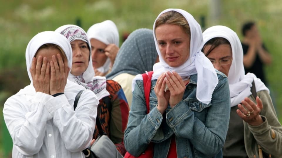 Überlebende und doch Opfer: Muslimische Bosnierinnen trauern um die Opfer des Bosnienkriegs.