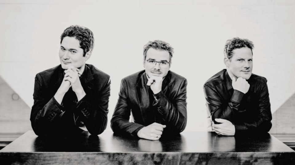 Ganz ohne Instrumente: Das Oliver Schnyder Trio, fotografiert in der Tonhalle Maag in Zürich.