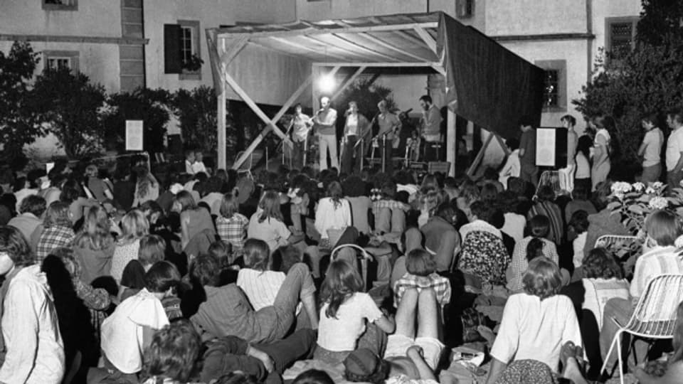 Zuschauer lauschen einem Konzert des Folkfestivals in Lenzburg am 4. Juli 1976.