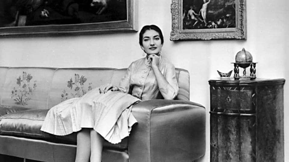 Die Opernsängerin Maria Callas in ihrer Wohnung in Mailand, aufgenommen im Jahr 1957.