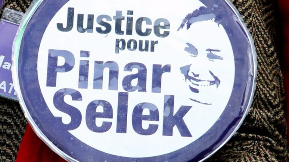 Eine türkische Frau hält ein Plakat mit der Aufschrift: «Gerechtigkeit für Pinar Selek».
