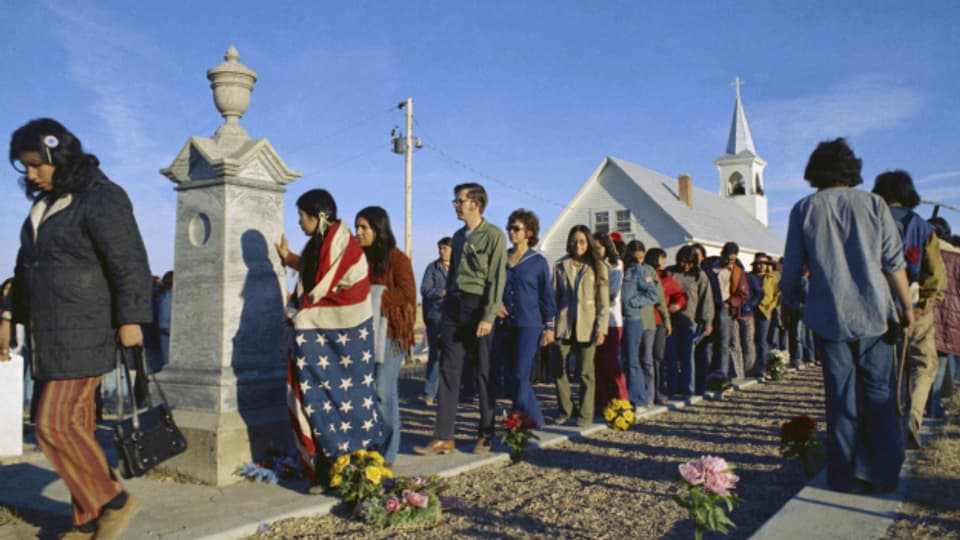 Wounded Knee, South Dakota, am 27. März 1973 während der Verhandlungen zwischen Mitgliedern desAmerican Indian Movement und Bundesagenten.