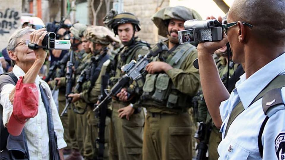 Die israelische Polizei und Armee filmen regelmässig friedliche Demonstrationen. Einige Leute filmen zurück.