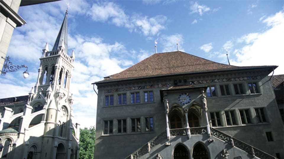 Die Kirche St. Peter und Paul neben dem Berner Rathaus.