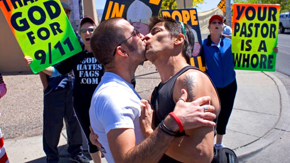 Erik Leve und Chris Lucas küssen sich vor Demonstranten der «Westboro Baptist Church» in Topeka, New Mexiko.