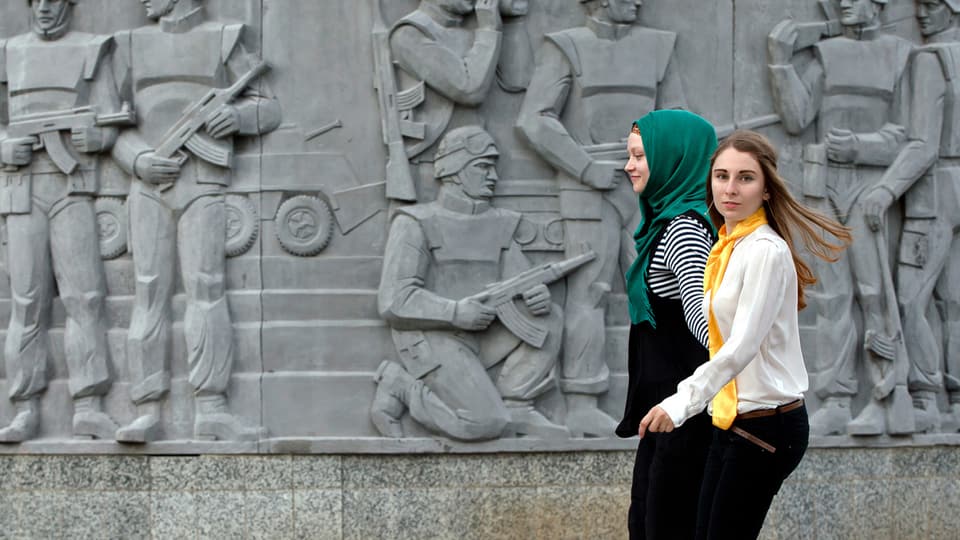 Mit und ohne Kopftuch: rumänische Studentinnen.