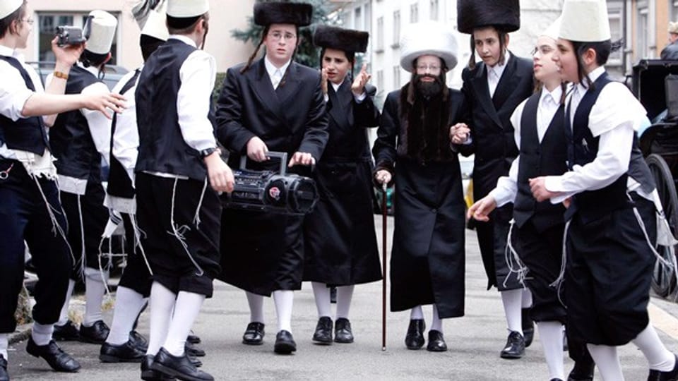 Kinder der jüdischen Gemeinde feiern im Stadtviertel Wiedikon in Zürich das Purimfest.