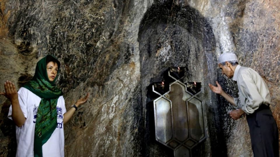 Iranische Zoroatristen beten am Bergschrein Chak Chak.