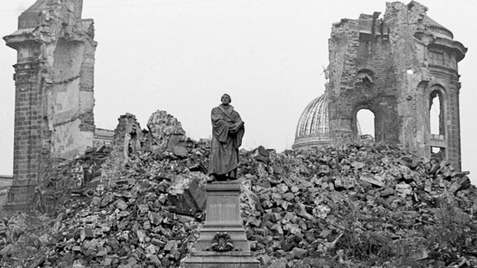 Wie weiter? Die zerstörte Frauenkirche in Dresden.