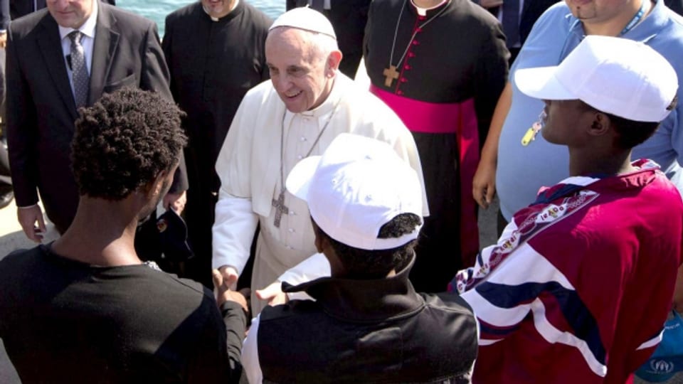 Schaut nicht weg: Papst Franziskus spricht auf Lampedusa mit Flüchtlingen.