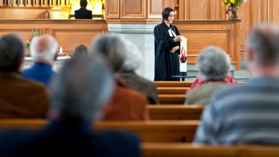 Früher undenkbar, heute Normalität. Die evangelisch-reformierte Pfarrerin Thala Linder während eines Gottesdienstes.