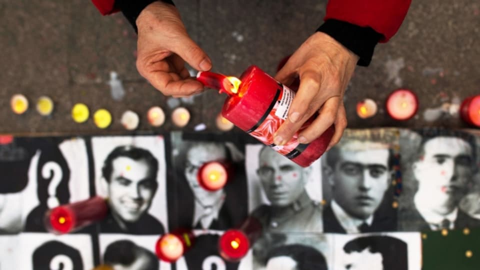 Eine Kerze für die Opfer von Francos Diktatur in Spanien: die Aufarbeitung ist langwierig.