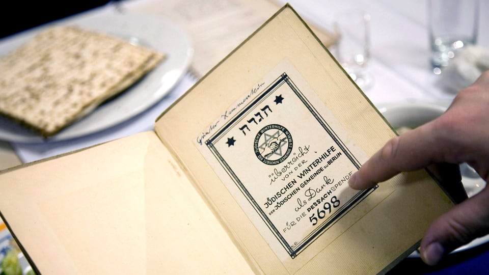 In einer Haggadah ist der Text enthalten, der am Pessachfest von jüdischen Familien gelesen wird.
