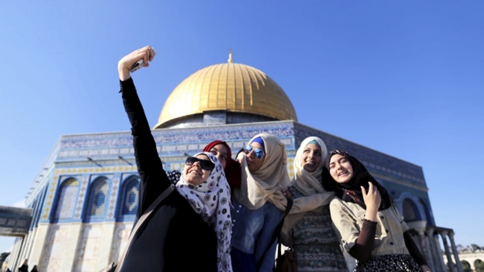 Jugendliche machen ein Selfie vor dem Felsendom in Jerusalem.
