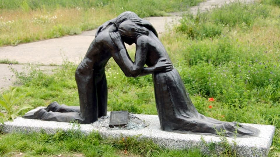 Die Skulptur «Versöhnung» von Josefina da Vasconcellos wurde zum zehnten Jahrestag der Öffnung der Berliner Mauer vor der «Kapelle der Versöhnung» in Berlin aufgestellt.