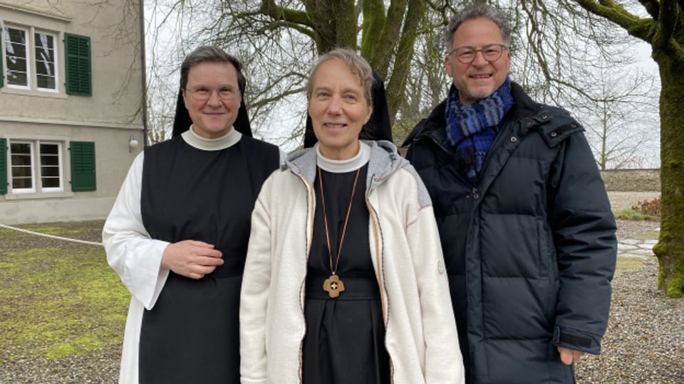 Schwester Andrea Fux und in der Mitte Äbtissin Monika Thumm mit Norbert Bischofberger