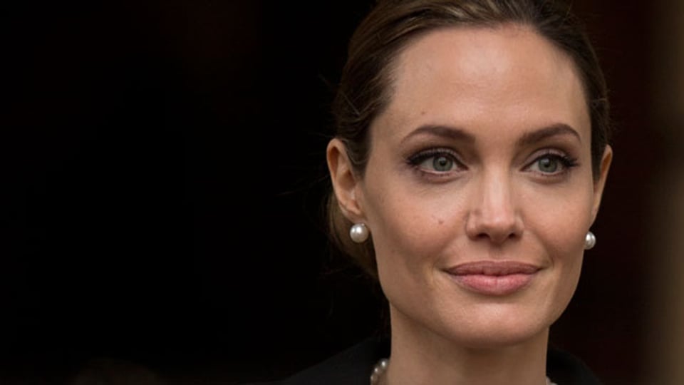 Nachdem ihre Mutter an Brustkrebs starb, unterzog sich Schauspielerin Angelina Jolie einer Masektomie.