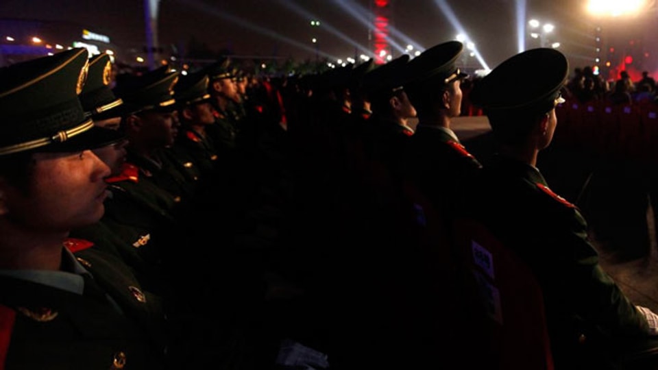 Chinesische Soldaten während des Abschlusskonzertes des Beijing International Film Festivals, 2012.