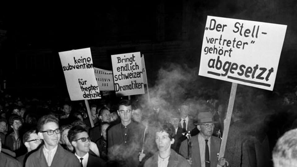 Demonstration in Basel, am 24. September 1963, gegen die Aufführung von Hochhuths Theaterstück «Der Stellvertreter».