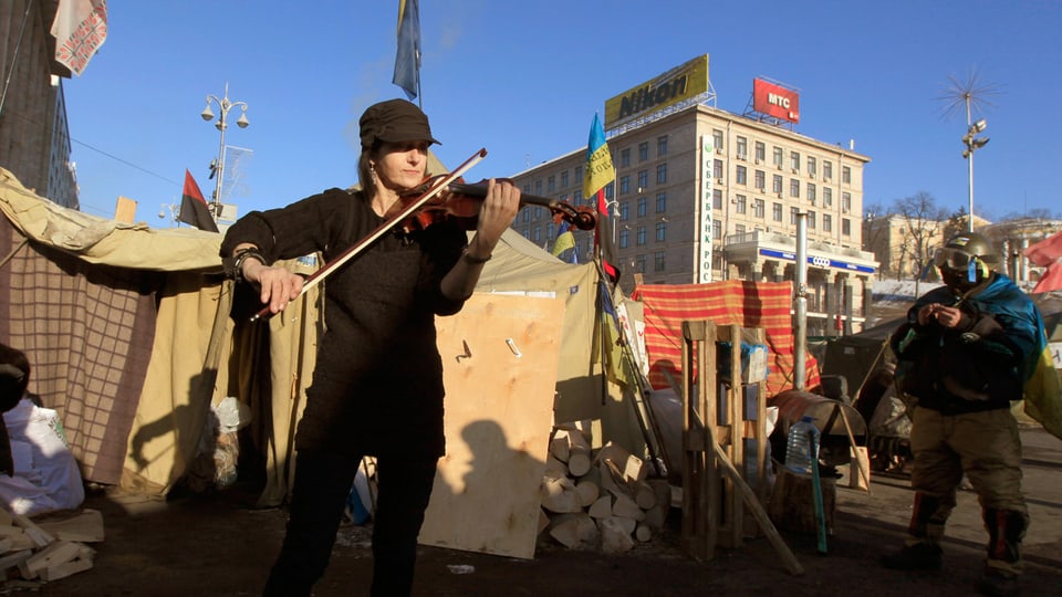 Eine Geigenspielerin auf dem Maidan in Kiev.
