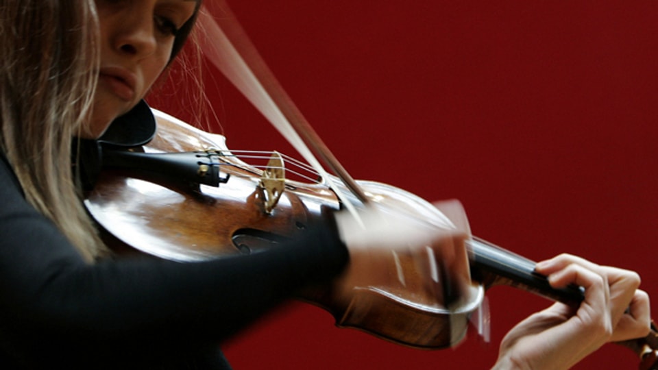 Die englische Violinistin Ruth Palmer mit einer Stradivari.