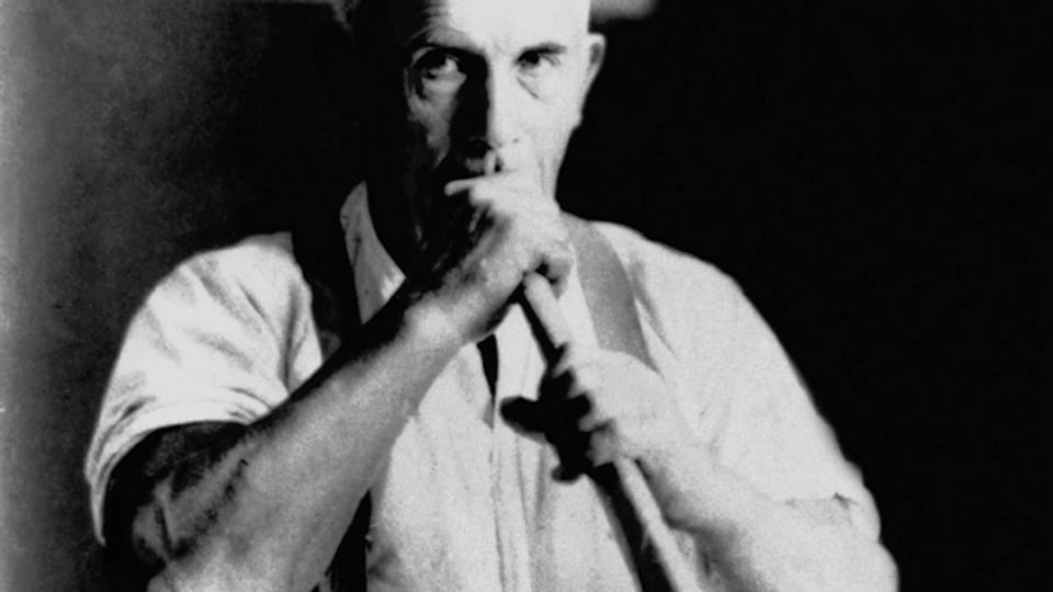 Adolf Wölfli mit Papiertrompete (1926).