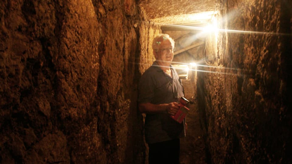 Der Archäologe Ronny Reich in einem historischen Kanal in Jerusalem.