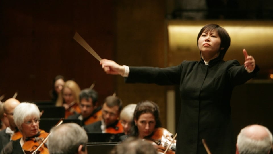 Die chinesische Dirigentin Xian Zhang. Hier dirigiert sie die New Yorker Philharmoniker.