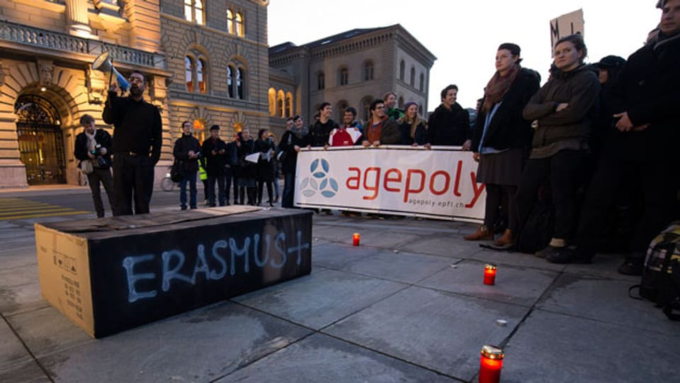 Studenten beerdigen vor dem Bundeshaus symbolisch das Erasmus-Programm, 20.2.2014.