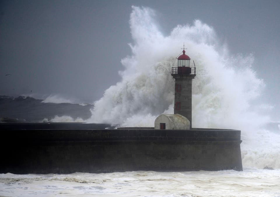 Ein Orkan erreicht die portugiesische Küste