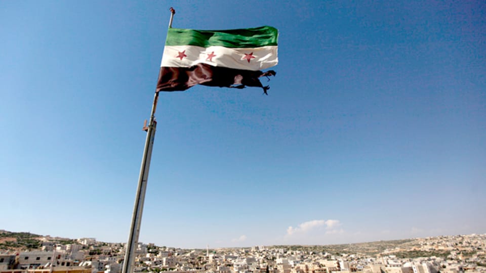 Syrien-Flagge über Aleppo.