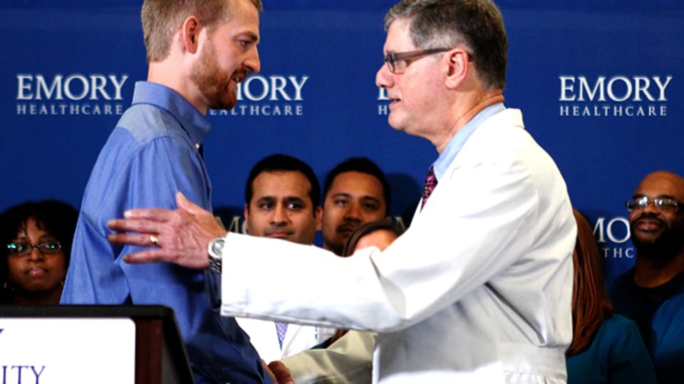 Der Amerikaner Kevin Brantly war an Ebola erkrankt. An ihm wurde ein neues Ebola-Medikament getestet, das ihn von der Krankheit heilte.