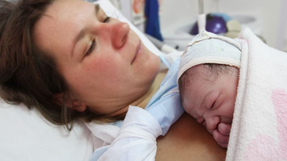 Vielen Mütter fehlt nach der Geburt die emotionale Betreuung.