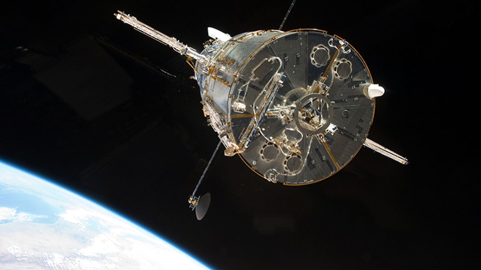 Das Hubble-Weltraumteleskop, gesehen vom Atlantis Space Shuttle her.