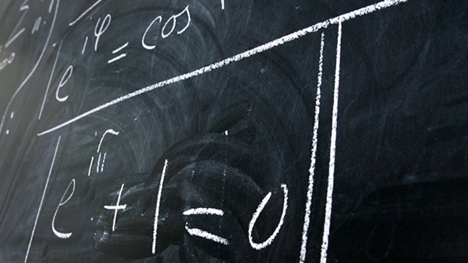 Formeln von Leonhard Euler an einer Wandtafel der Universität Basel.