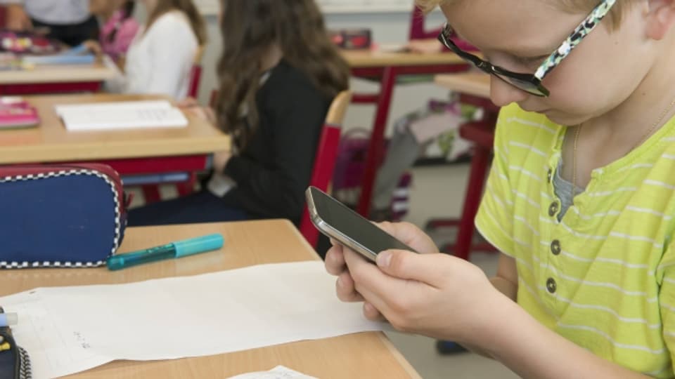 Integrieren statt verbieten: Schulen nutzen Smartphones teilweise im Unterricht.