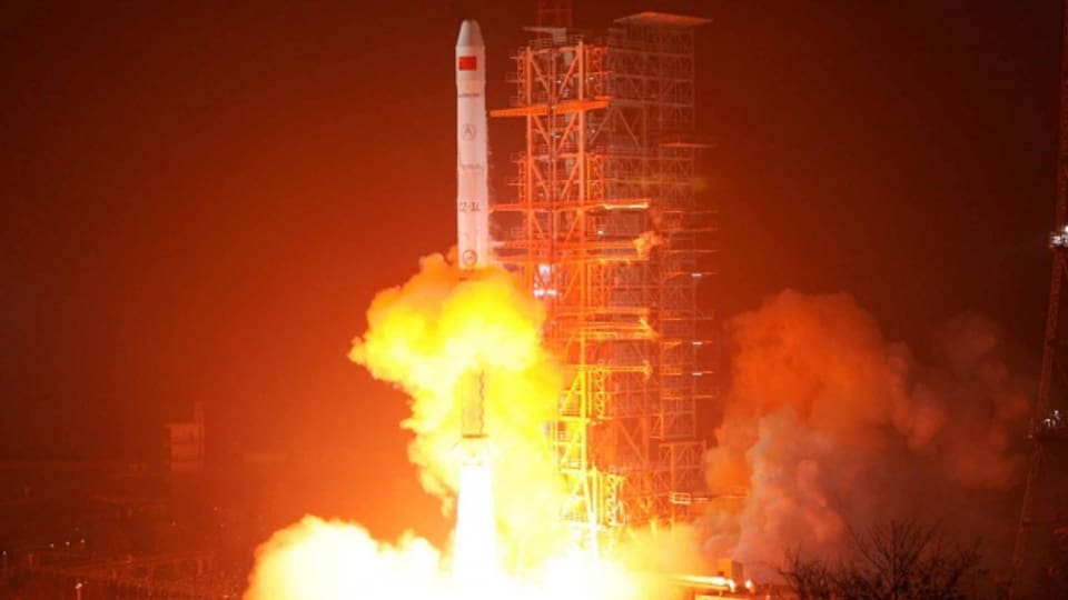 Eine mit einem Satelliten ausgerüstete Rakete startet im Süden Chinas.