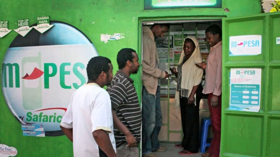 M-Pesa: In Nairobi übermitteln Kunden Geld am Schalter - oder per App.